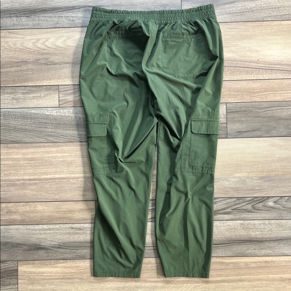 Athleta Olive Green Women's Cropped Cargo Pants - Picture 3 of 4